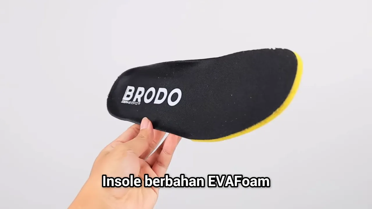 Insole Ace Neptune hitam dengan tulisan BRODO, ditampilkan miring sehingga lapisan kuning bawah terlihat jelas.