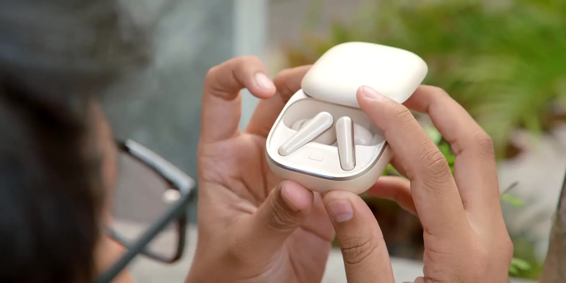 Charging case dengan fitur DISLITE yang unik saat dibuka
