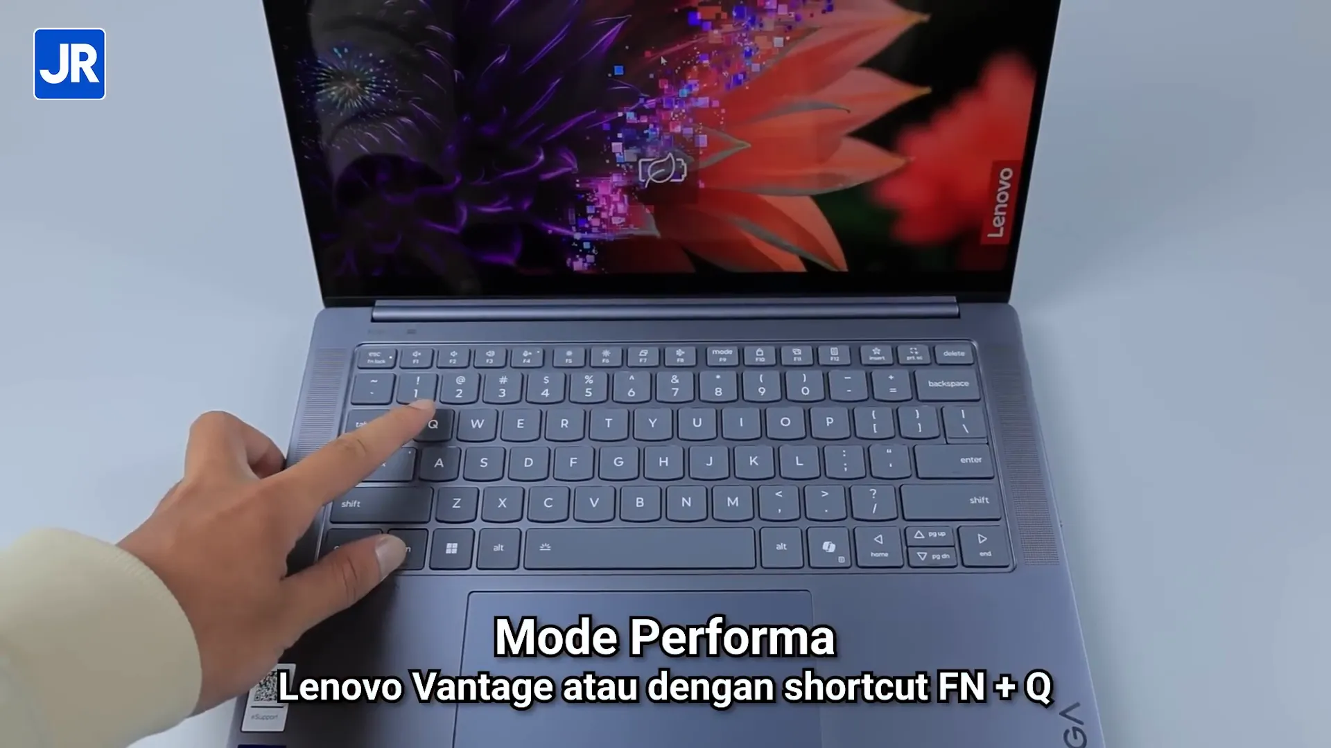 Lenovo Yoga Pro 7i Aura Edition saat multitasking dengan banyak aplikasi terbuka