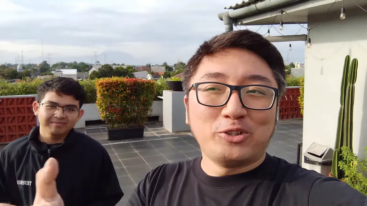 Contoh selfie daylight Itel CITY 200 dengan dua presenter di rooftop