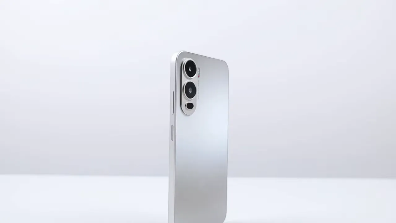 Itel CITY 200 tampak berdiri menampilkan desain belakang, frame datar, dan modul kamera