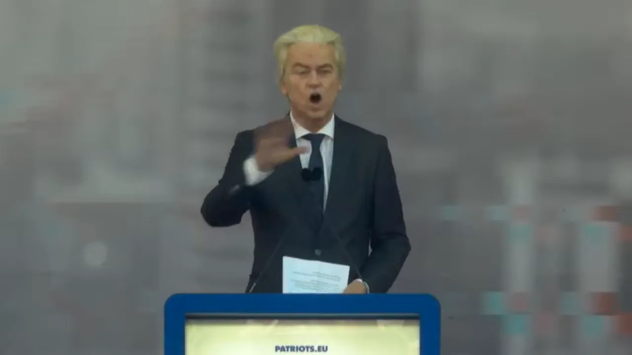 Geert Wilders speaking at a Patriots.eu podium with a microphone