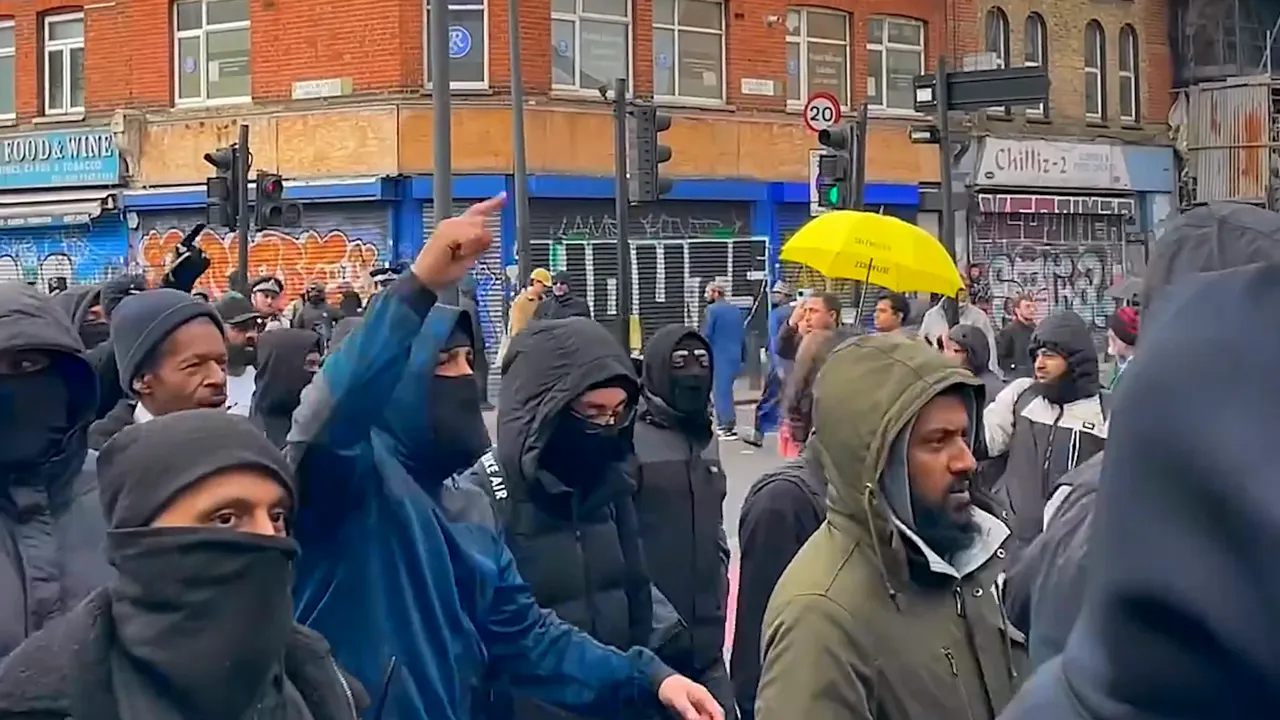 Crowd reacts to immigration remarks