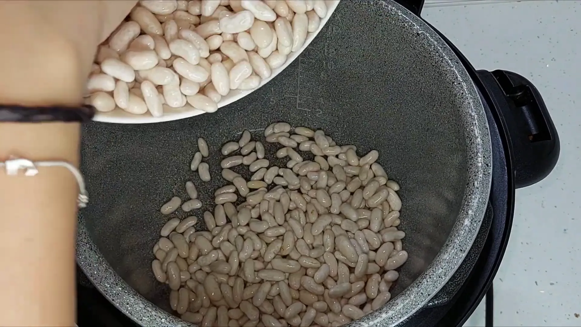 Colocando los ingredientes en la olla