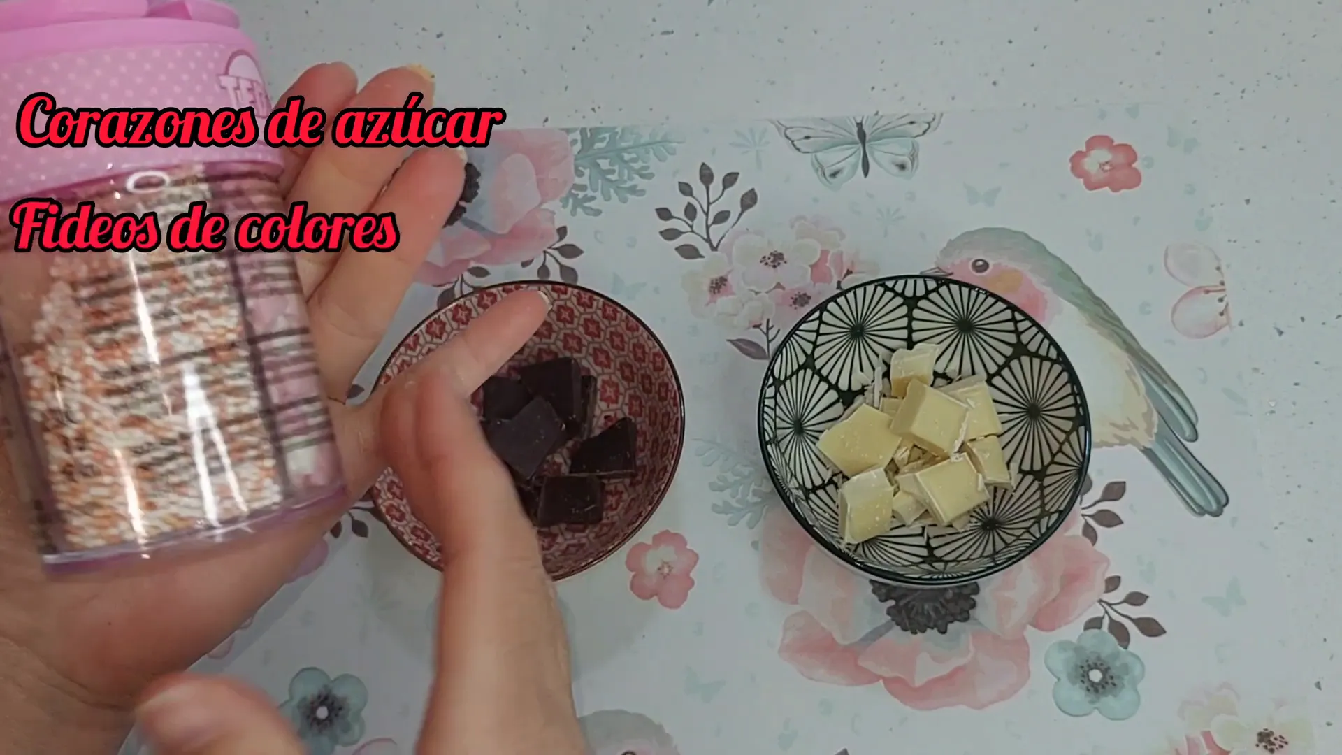 Decorando las galletas con chocolate