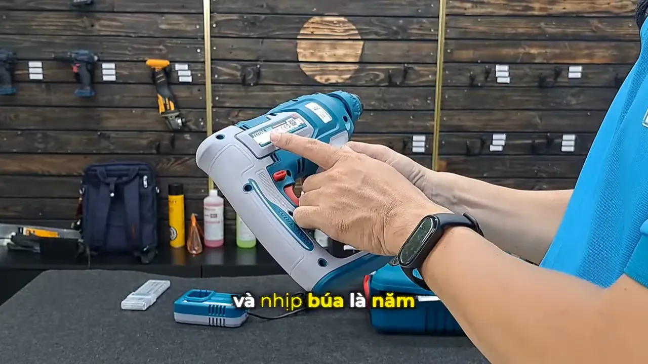 Người chỉ vào nhãn thông số trên thân máy khoan Total TRHLI16168