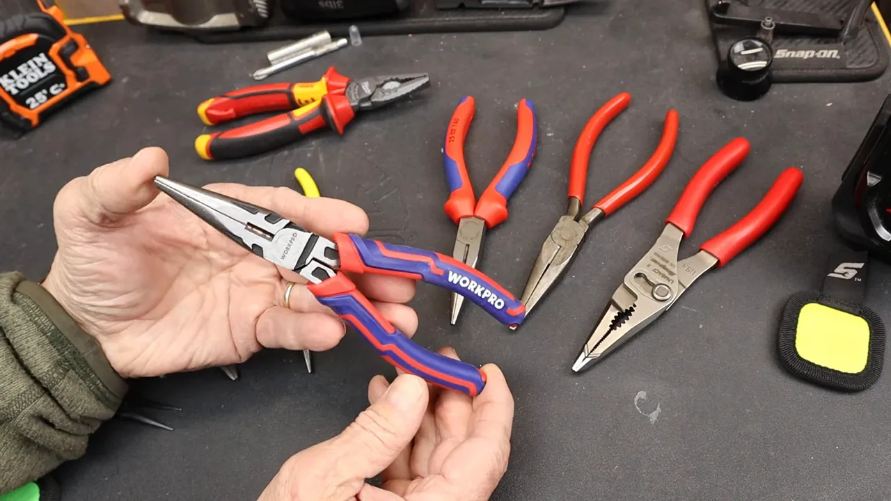 Kìm mỏ nhọn Workpro 6 inch trên bàn dụng cụ, đầu mỏ và logo trên tay cầm hiển thị rõ