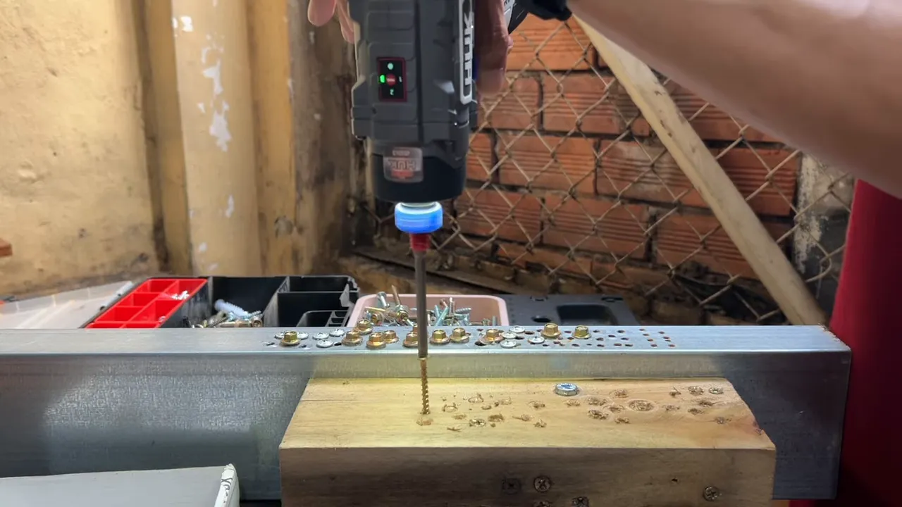 Hunkan 160 bắn vít dài vào gỗ, đèn LED vòng sáng, vít đã ăn sâu vào gỗ