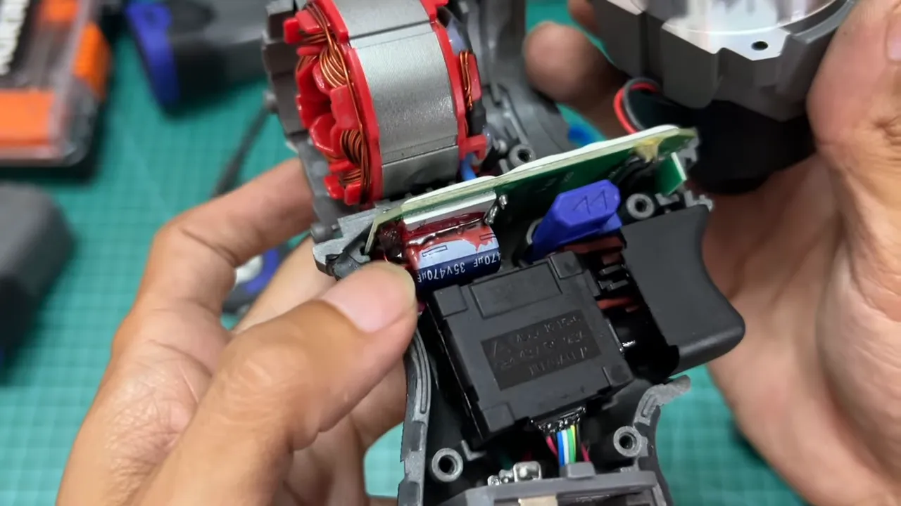 Bo mạch Hunkan 160 Gen 3 với tụ điện bọc keo chống ẩm và cụm công tắc, ảnh sắc nét