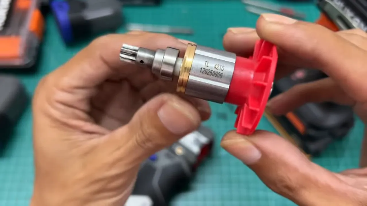 Cận cảnh rotor bằng đồng trên trục Hunkan 160 với chữ in và chi tiết cơ khí rõ nét