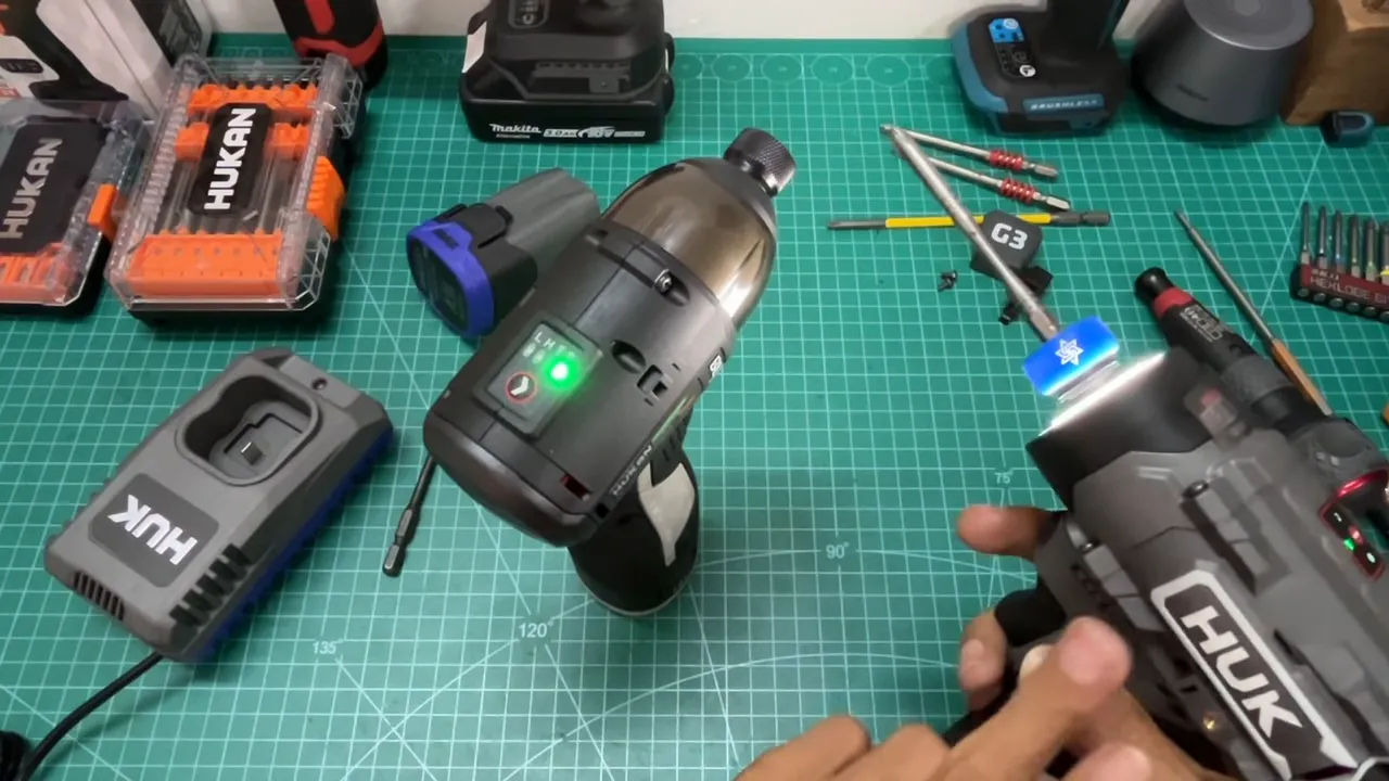 Góc rộng hai máy Hunkan trên thảm cắt, đèn LED vòng sáng ở đầu và tay đang thao tác, bố cục rõ nét