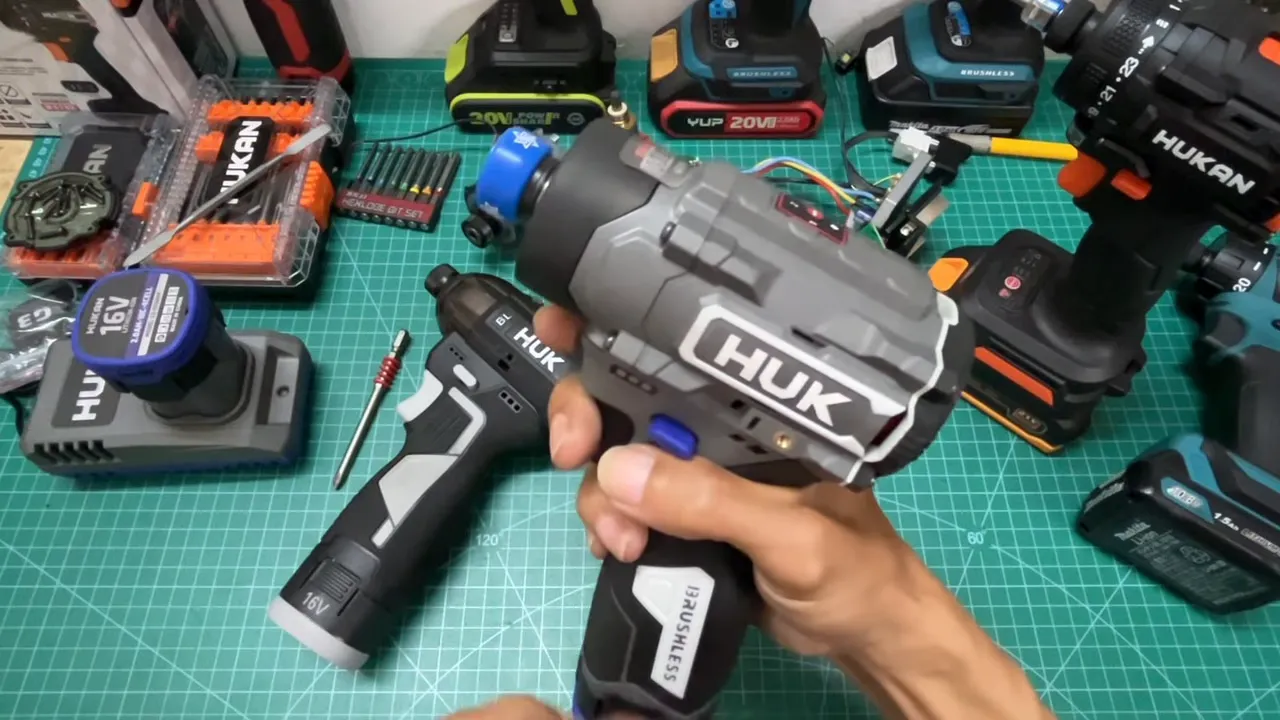 Tổng quan Hunkan 160 Gen 3 trên bàn thử, logo HUK rõ, pin và phụ kiện đặt xung quanh