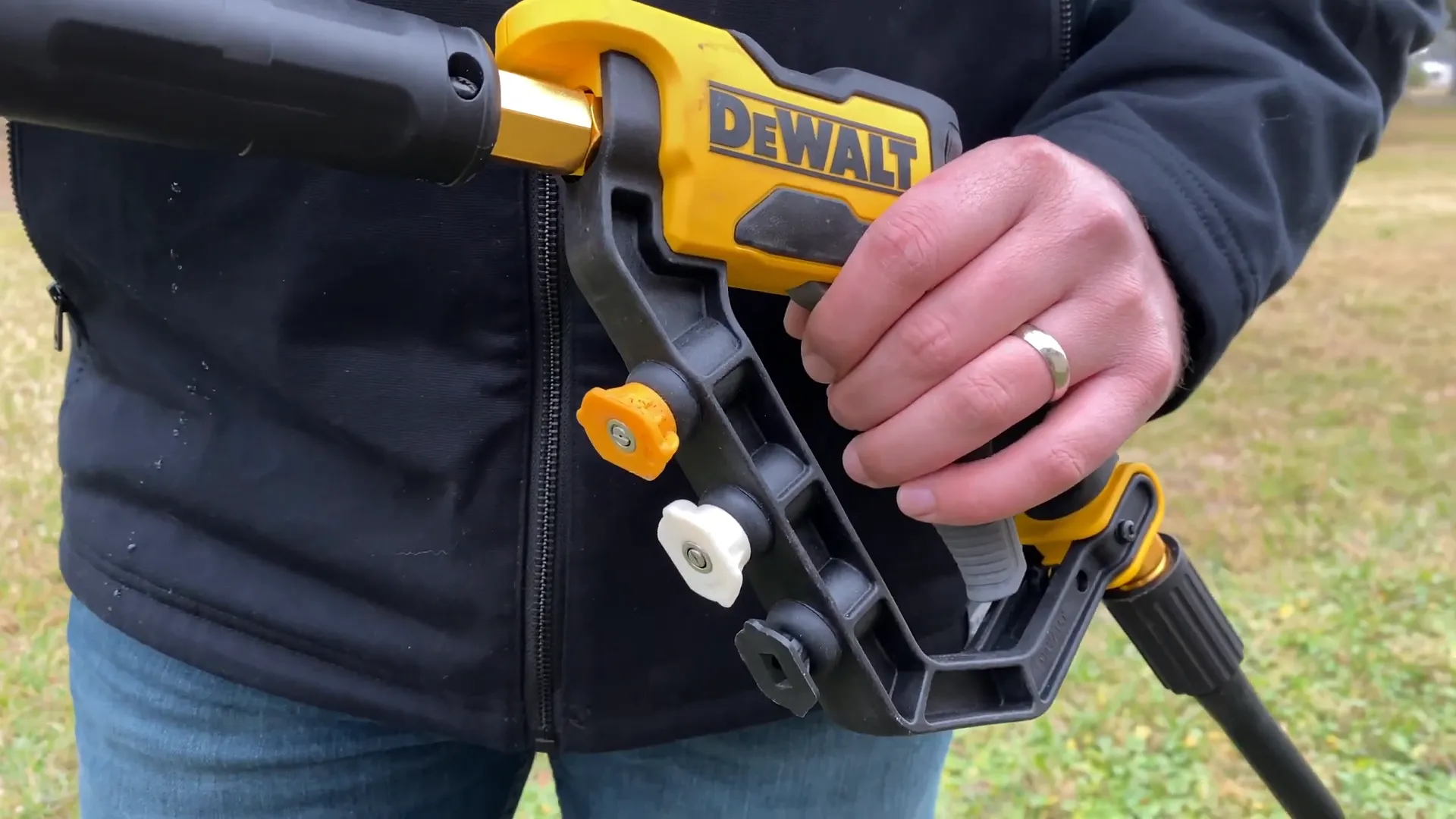 Máy rửa xe pin Dewalt trong quá trình thử nghiệm