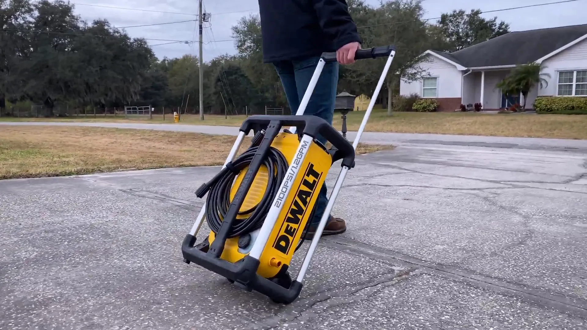 Giá cả và chính sách bảo hành máy rửa xe pin Dewalt