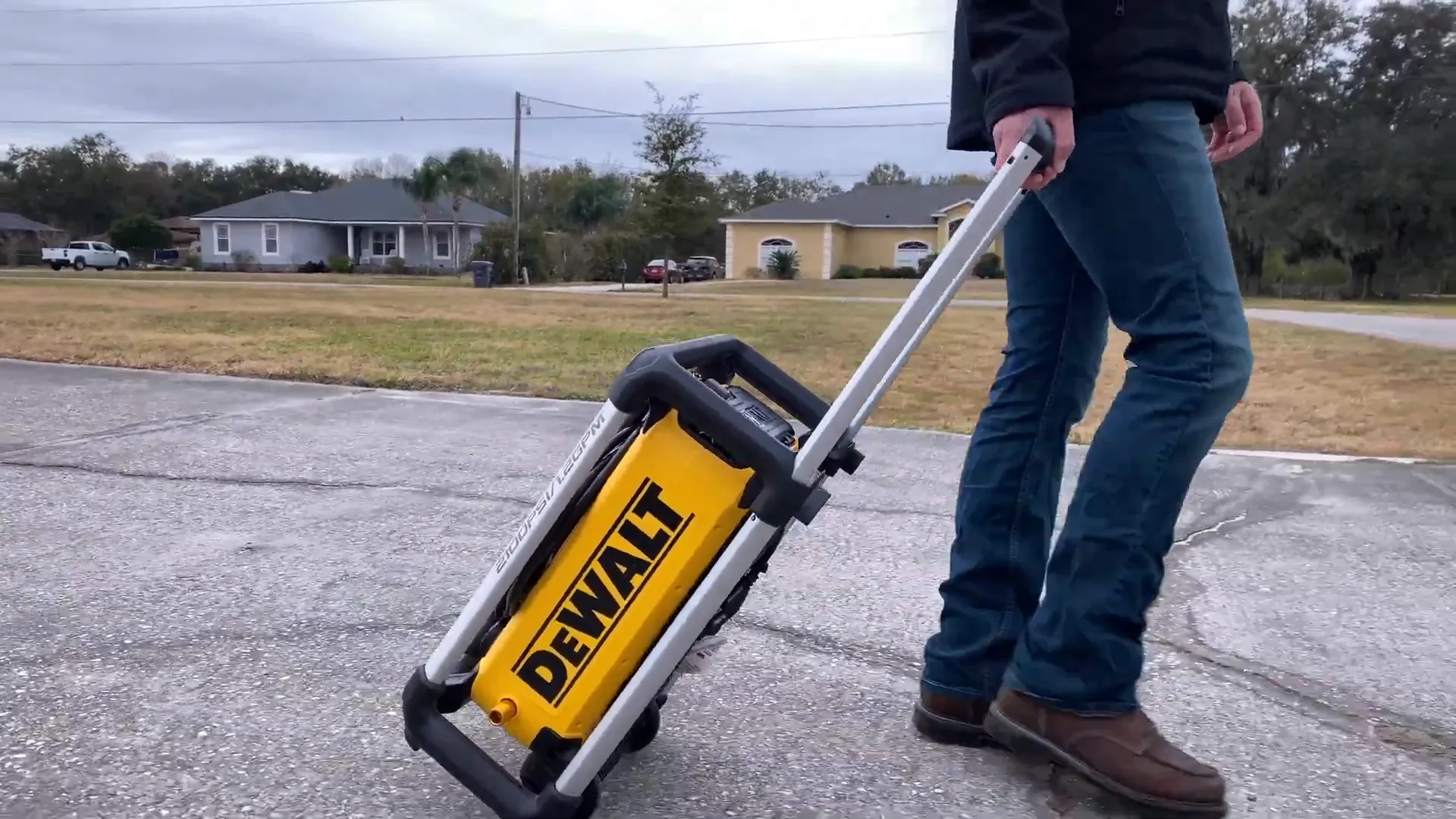 Thiết kế tiện dụng của máy rửa xe pin Dewalt