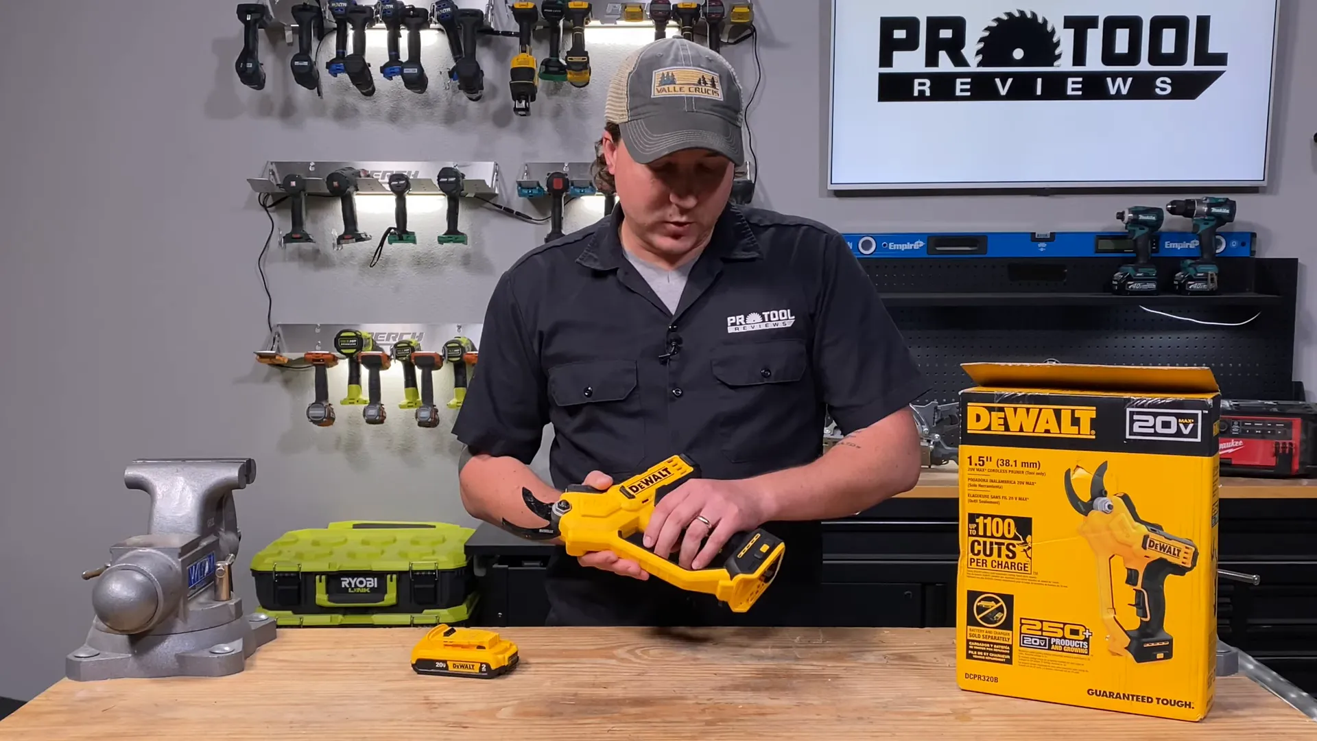 Thiết kế nhẹ nhàng của máy cắt cành pin Dewalt