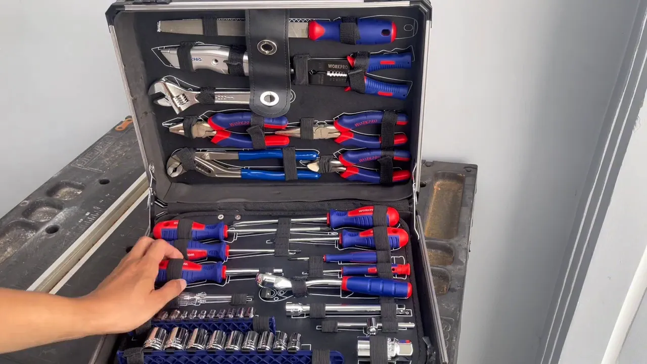 Toàn cảnh ngăn giữa vali WorkPro với dãy tua vít nhiều kích thước, đầu khẩu và tay cầm rõ nét.