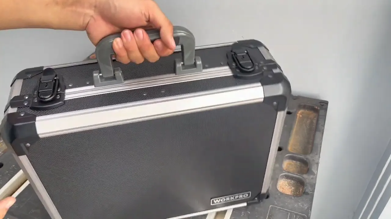 Vali dụng cụ WorkPro WP209031 đóng, nhìn góc trên với quai cầm bọc nhựa và hai chốt khóa; bề mặt nhám và logo rõ ràng.