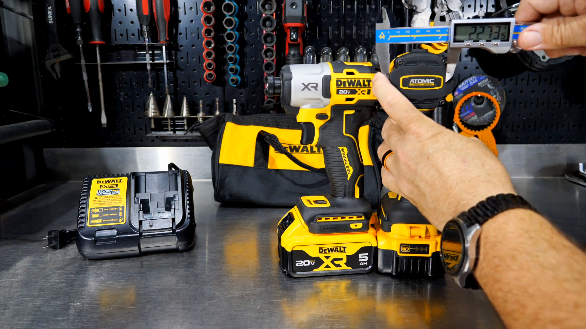 So sánh với DeWalt DCF887 XR