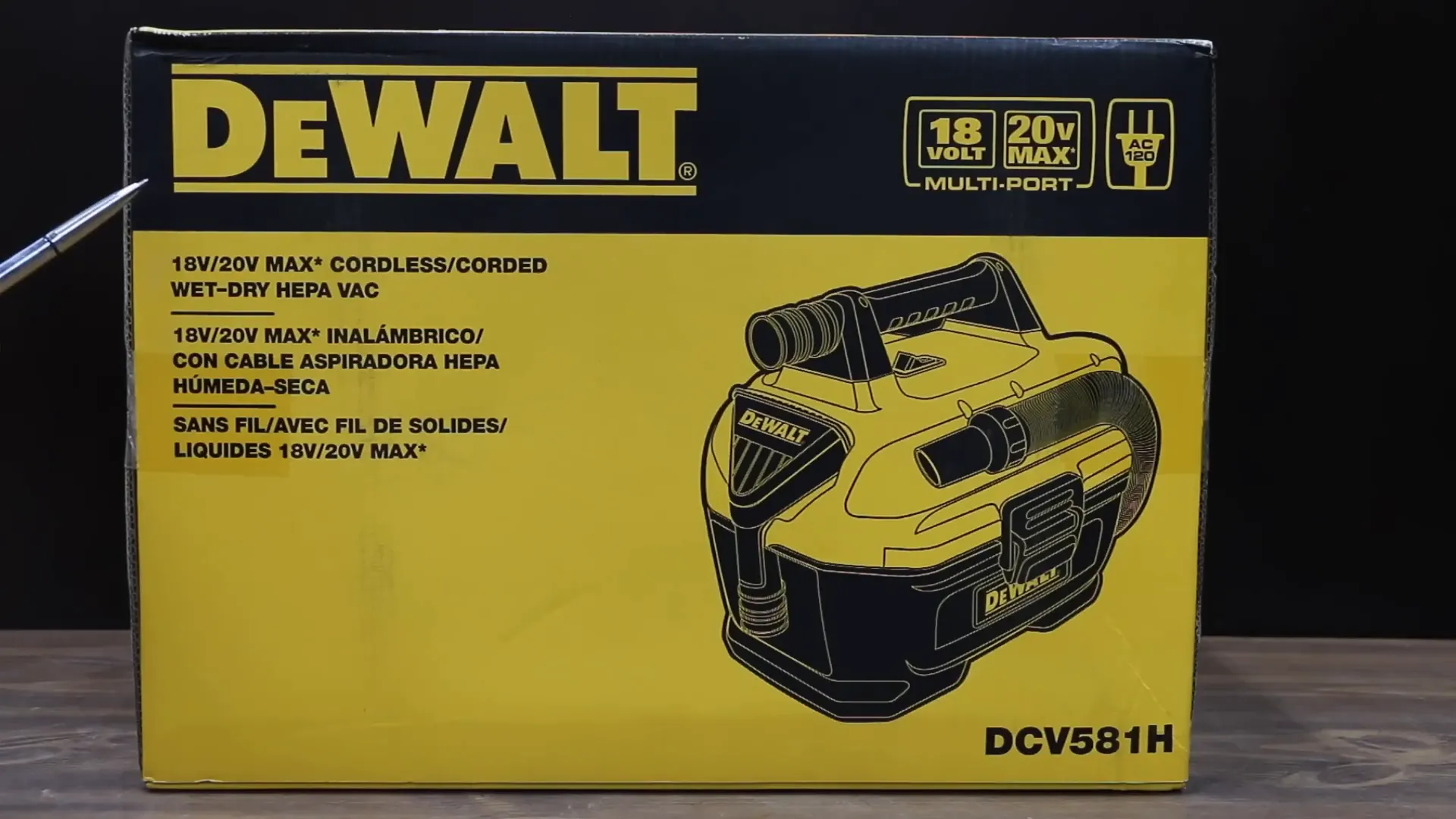 Máy hút bụi Dewalt với tùy chọn sử dụng có dây hoặc không dây