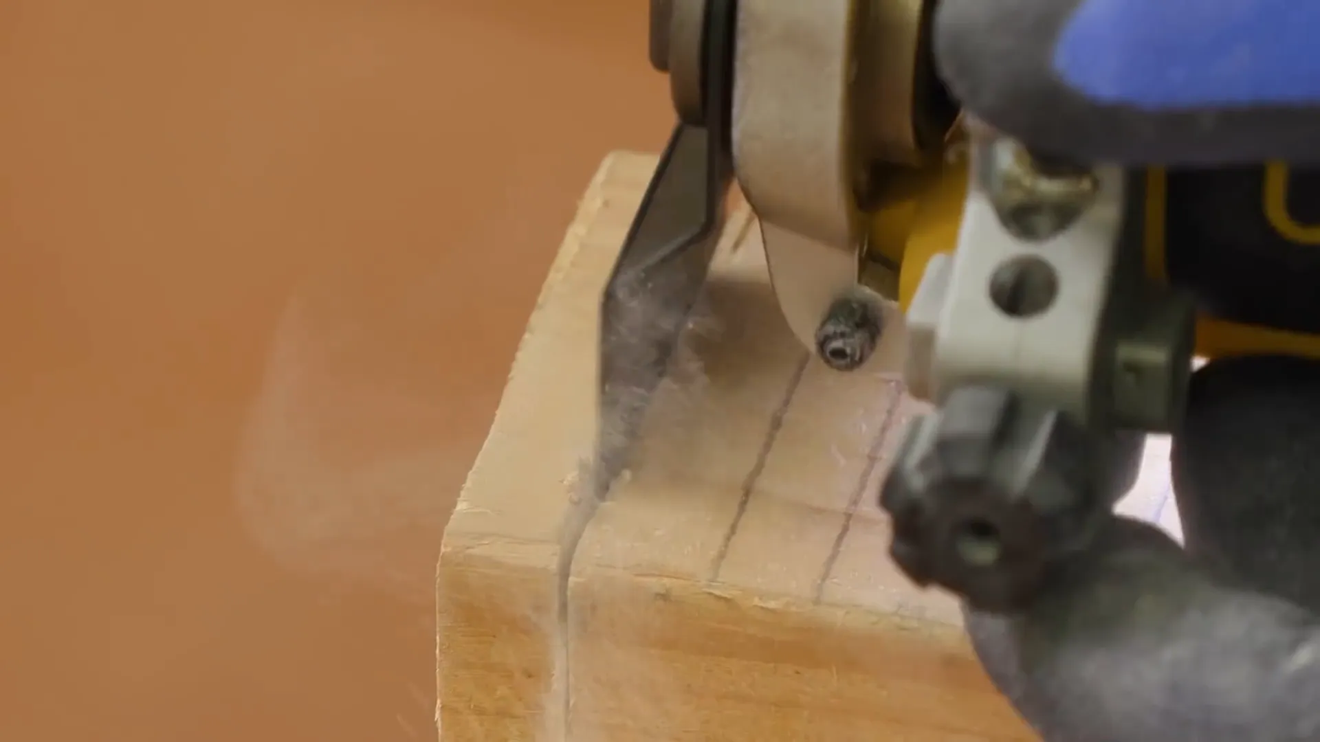 Máy cắt rung DeWalt DCS356N