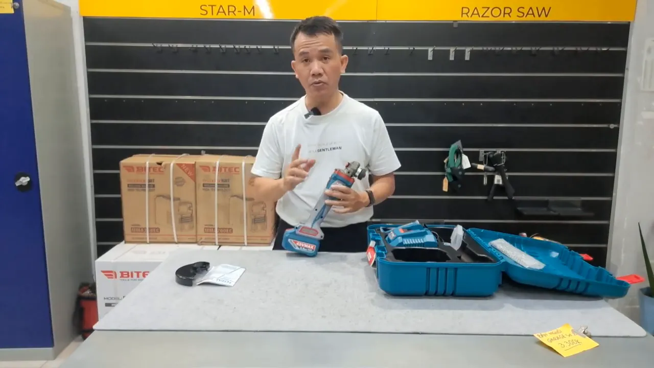 Người trình bày cầm máy mài góc Total để làm rõ thiết kế thân máy