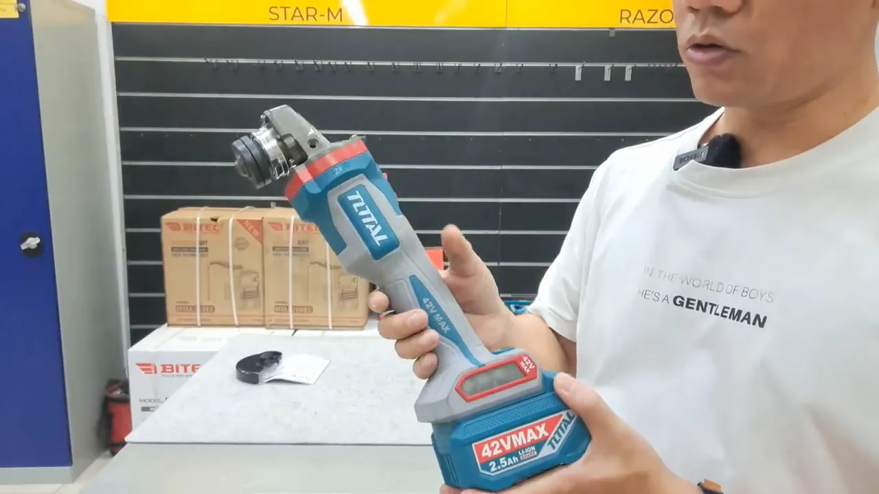 Cận cảnh máy mài góc Total TAGLI4128102, hiển thị thân máy và pin 42VMax 2.5Ah