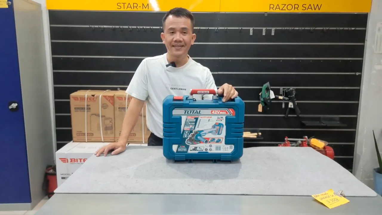 Hộp dụng cụ Total TAGLI4128102 42V đặt chính giữa trước người giới thiệu
