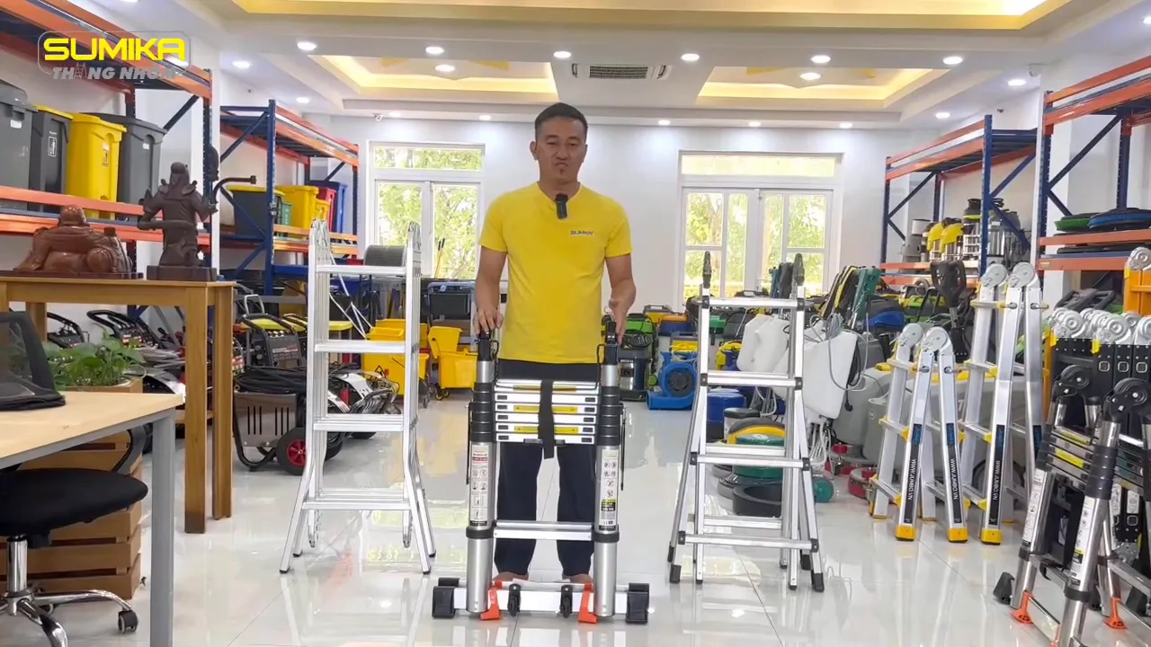 Thang rút đôi Sumika gấp gọn trong showroom với các mẫu thang khác xung quanh