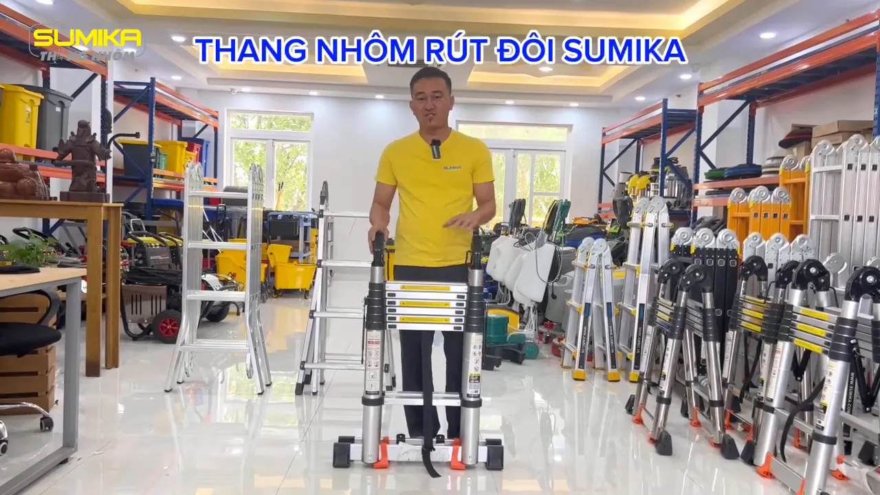 Thang rút đôi Sumika gấp gọn với bánh xe trưng bày trong cửa hàng