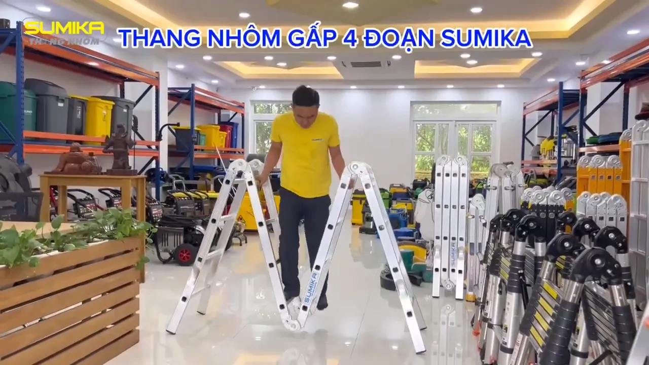 Thang gấp 4 đoạn Sumika được mở ở tư thế chữ M để minh họa nhiều tư thế sử dụng.
