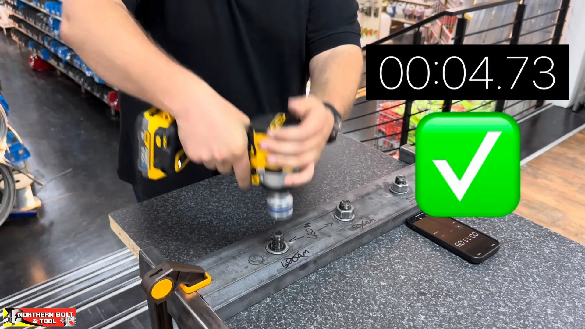 Thử nghiệm bắn bu lông với Dewalt