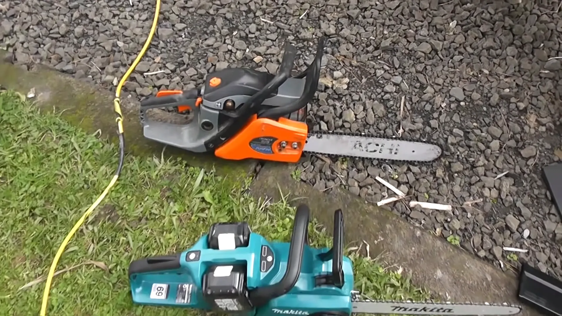 Thử nghiệm cắt của cưa xích Makita DUC353