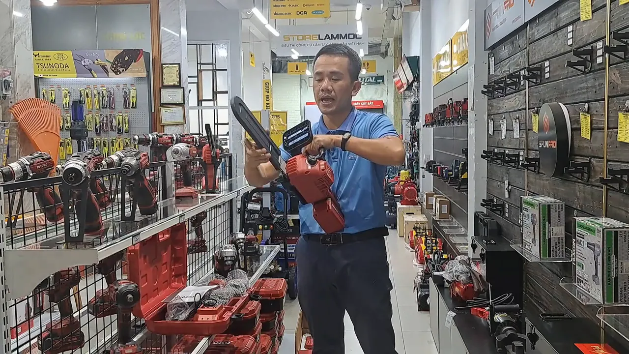 Người bán mở ốp lam máy cưa TOYOKO để kiểm tra lam và buồng nhớt