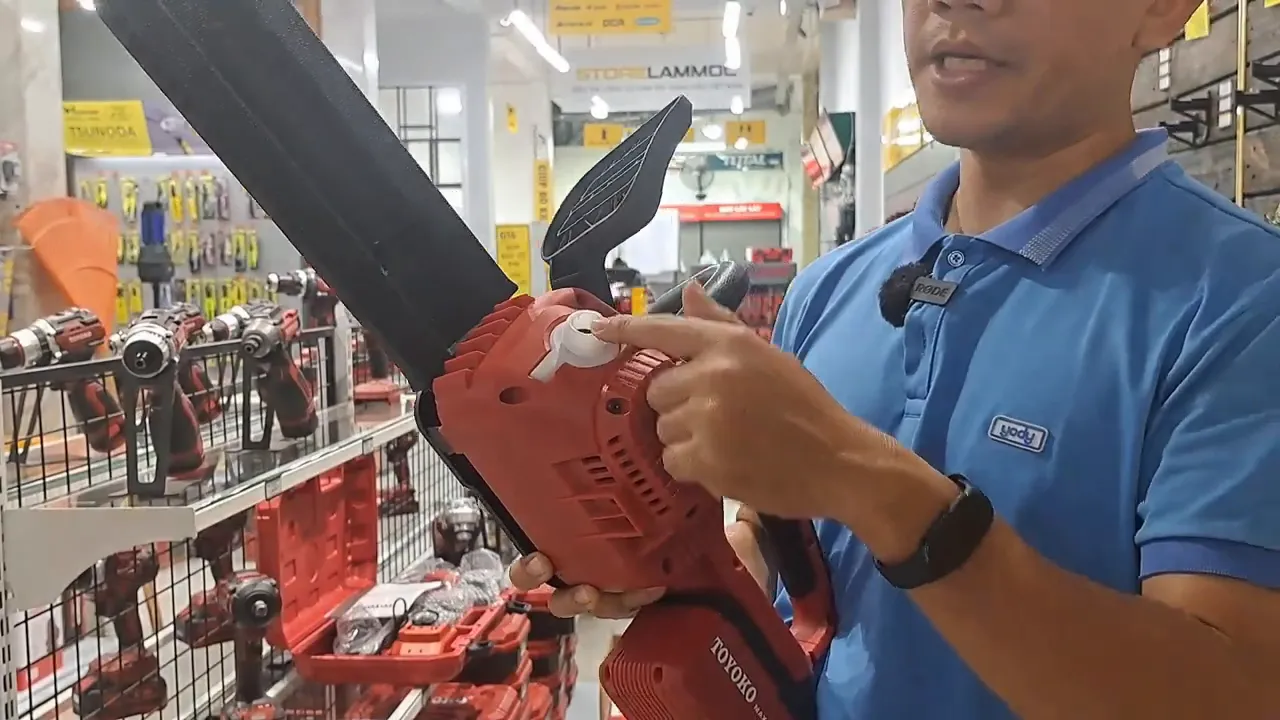 Cận cảnh người chỉ nắp đổ dầu bôi trơn trên thân máy cưa TOYOKO 12 inch.