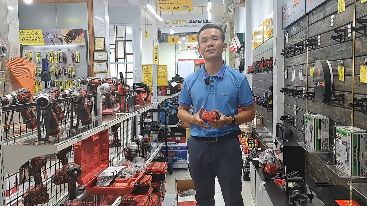 Cửa hàng STORE LAMMOL với nhân viên cầm viên pin giới thiệu sản phẩm