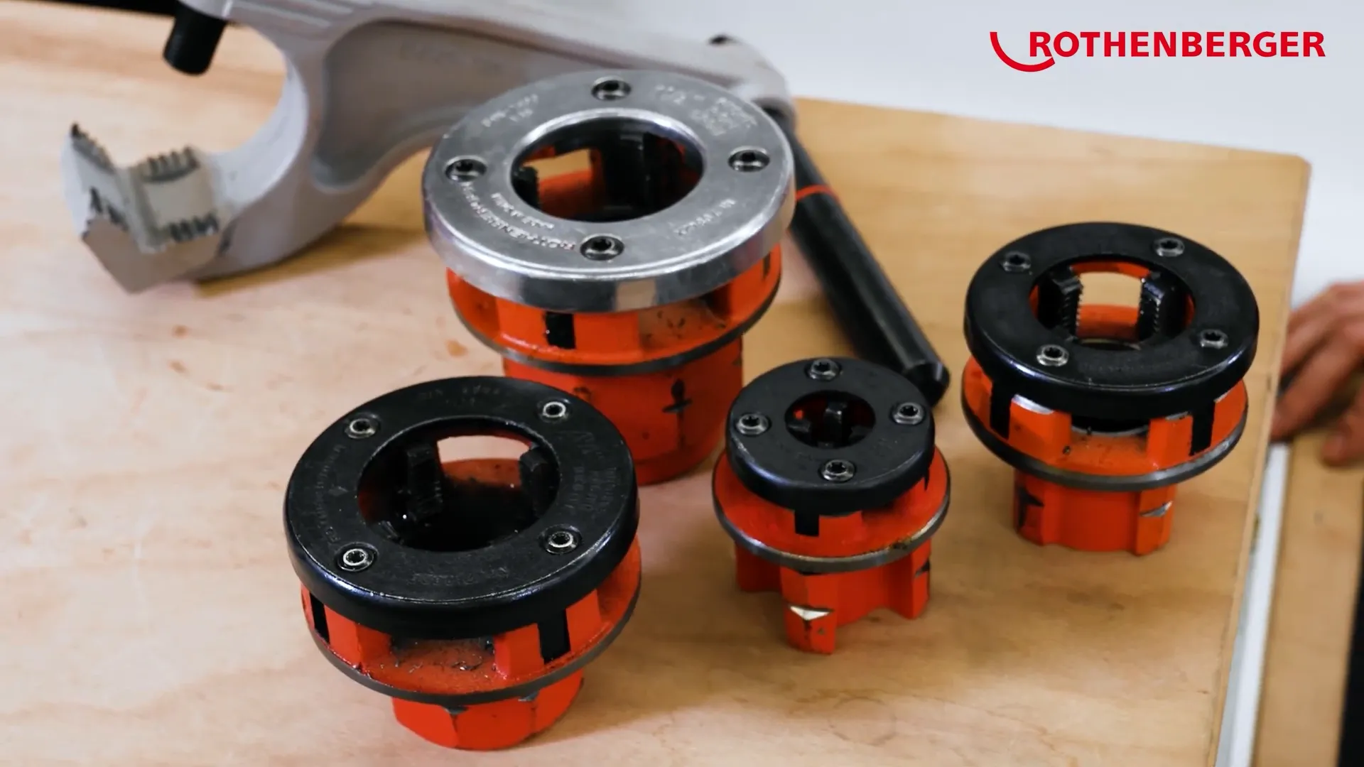 Thực hiện quy trình cắt ren với máy SUPERTRONIC 2000 E