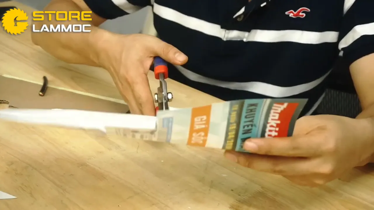 Kéo WORKPRO đang cắt tờ giấy/brochure, lưỡi tiếp xúc và cắt sạch mép giấy