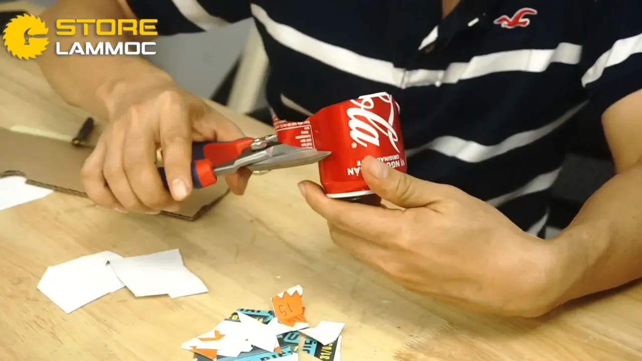 Kéo cắt đa năng WORKPRO đang cắt lon nhôm, tay cầm và lưỡi rõ nét