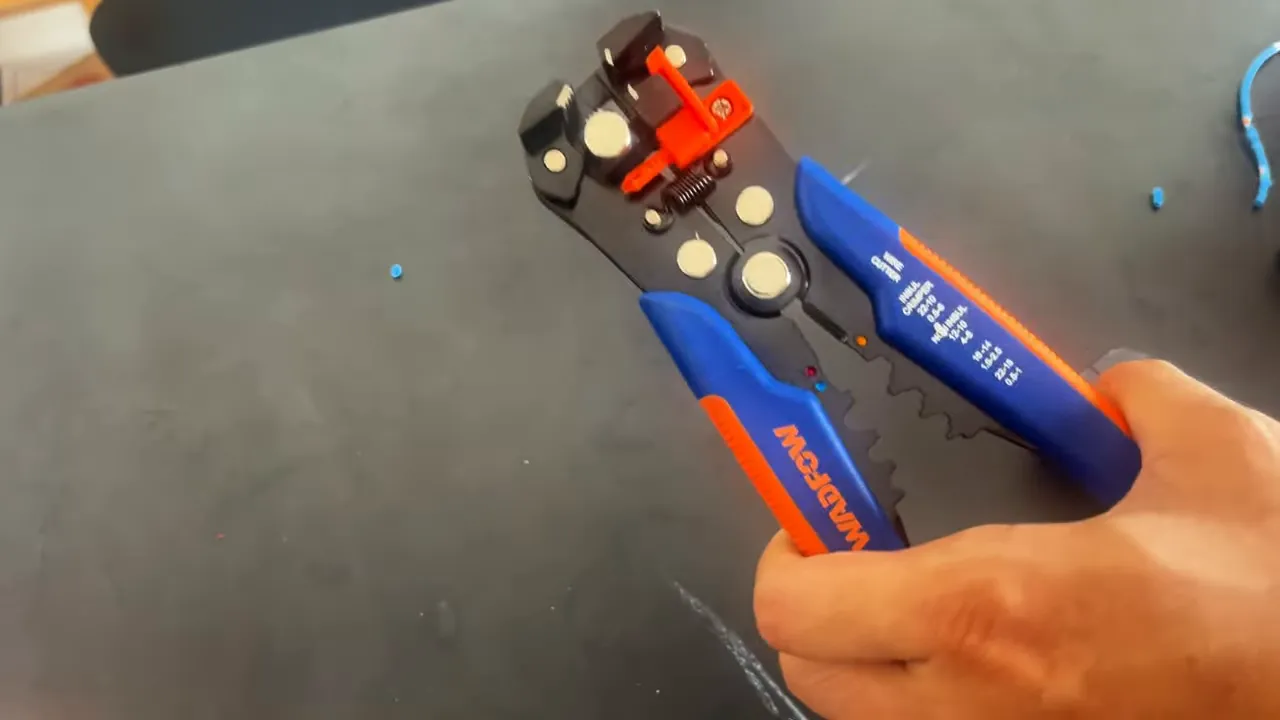 Kìm tuốt WBQ4601 hiển thị số AWG và chốt đỏ