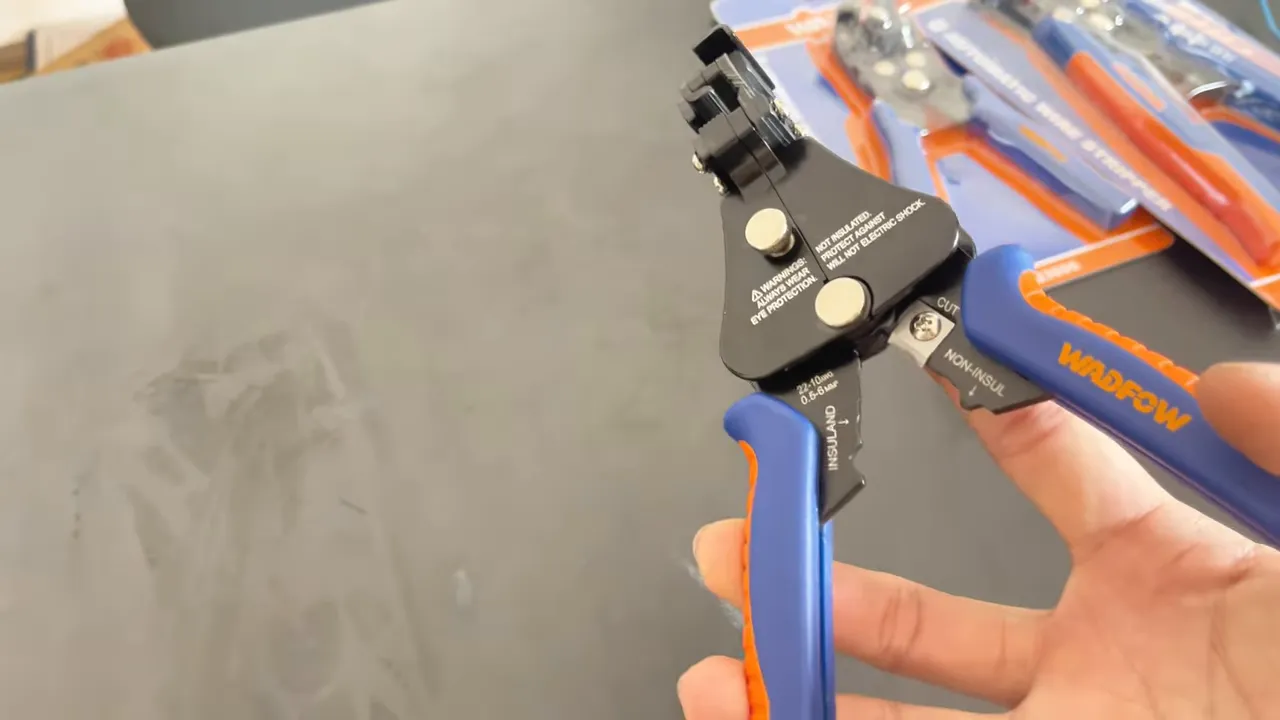 Kìm tuốt wadfow WBQ9601 hiển thị thân, lưỡi cắt và tay cầm xanh da cam