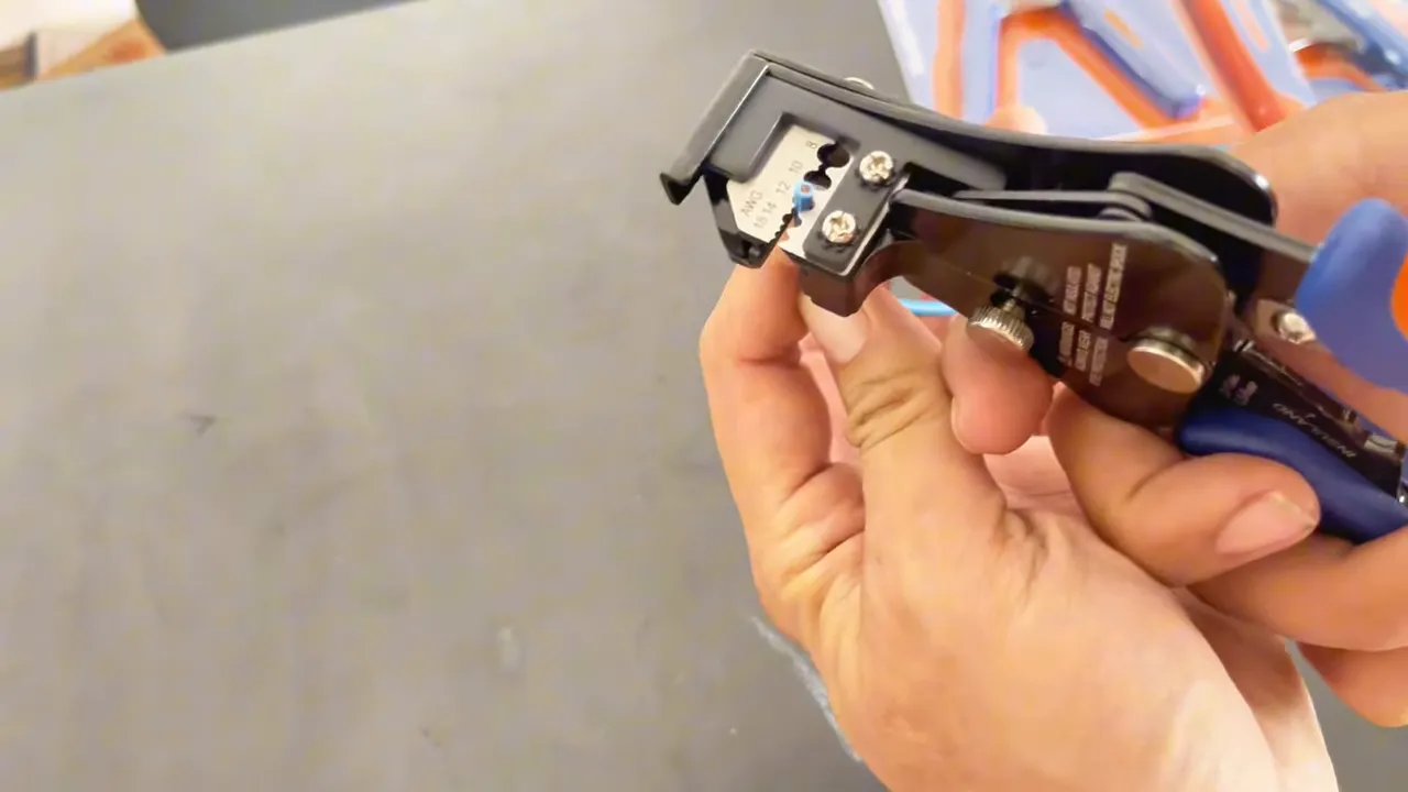 Cận cảnh đầu kìm tuốt Wadfow, nhìn rõ rãnh bấm, núm chỉnh lực và phần cơ cấu kẹp.