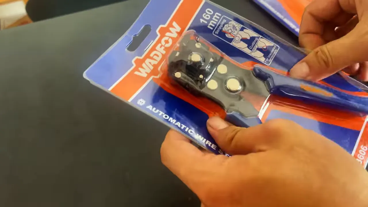 Kìm tuốt Wadfow WBQ3606 đóng gói với nhãn 160mm trên nền tối