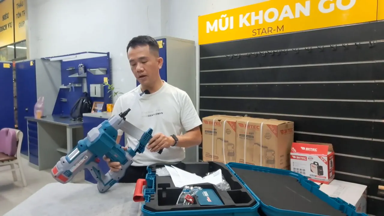 Máy bắn đinh Total TCNLI420602 đặt cùng hộp đựng với phụ kiện, góc nhìn toàn cảnh