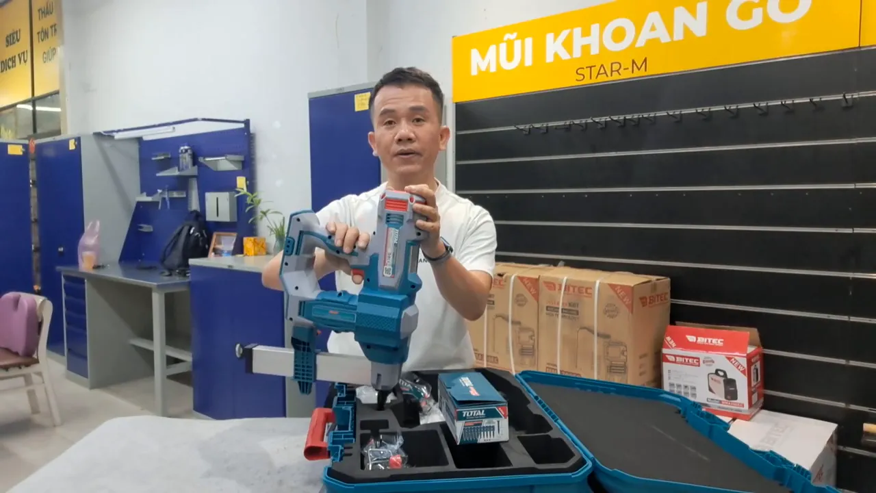 Cận cảnh máy bắn đinh Total TCNLI420602, làm nổi bật bình khí và thân máy