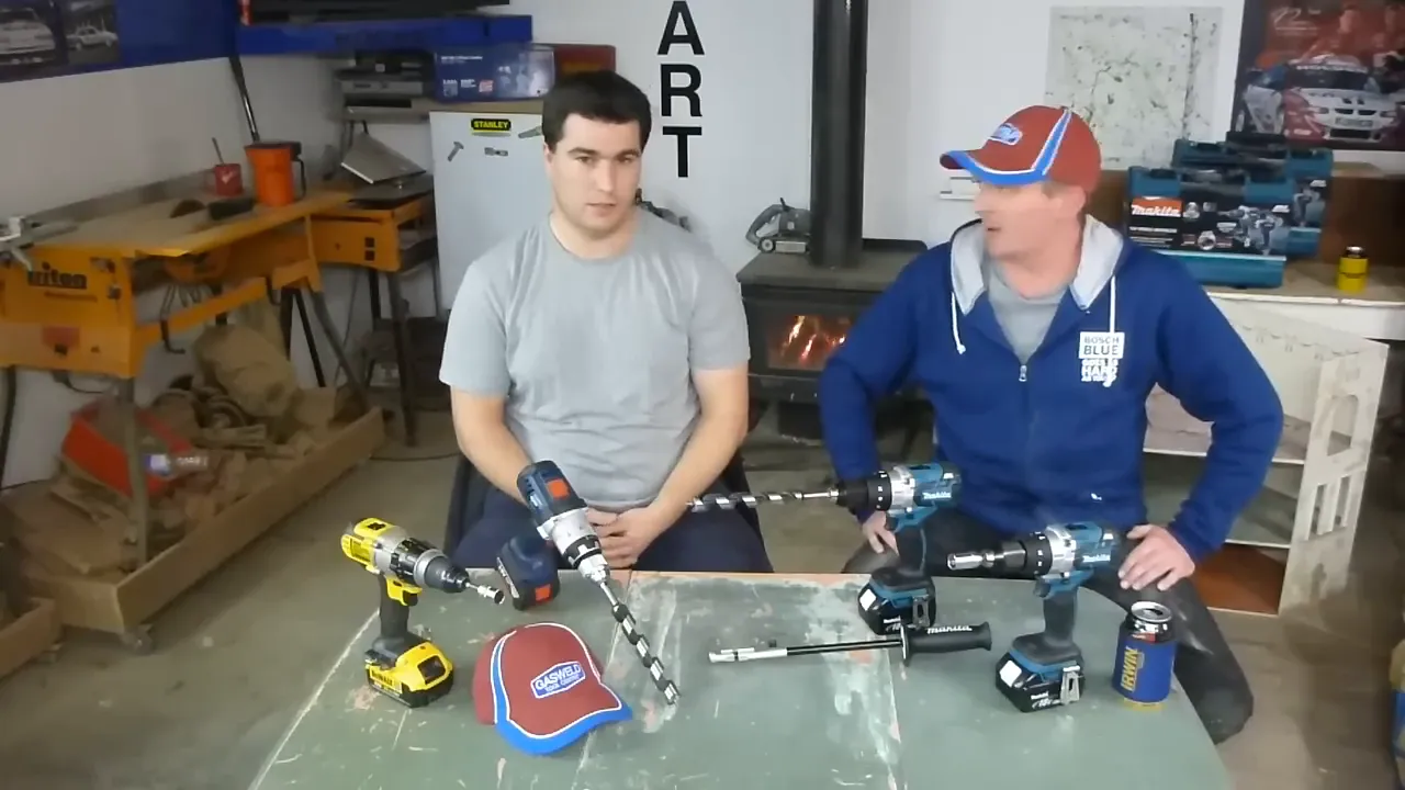Máy khoan búa Makita DHP481 trong quá trình khoan