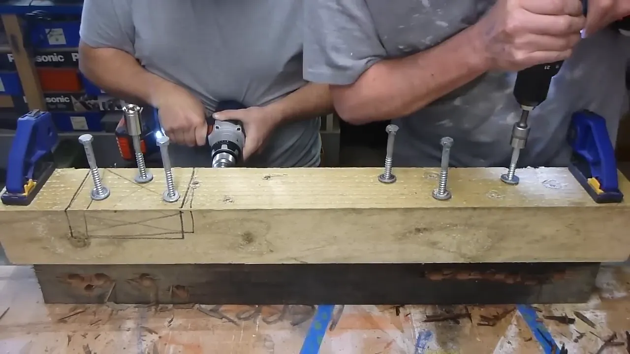 Máy khoan búa Makita DHP481 trong quá trình thử nghiệm