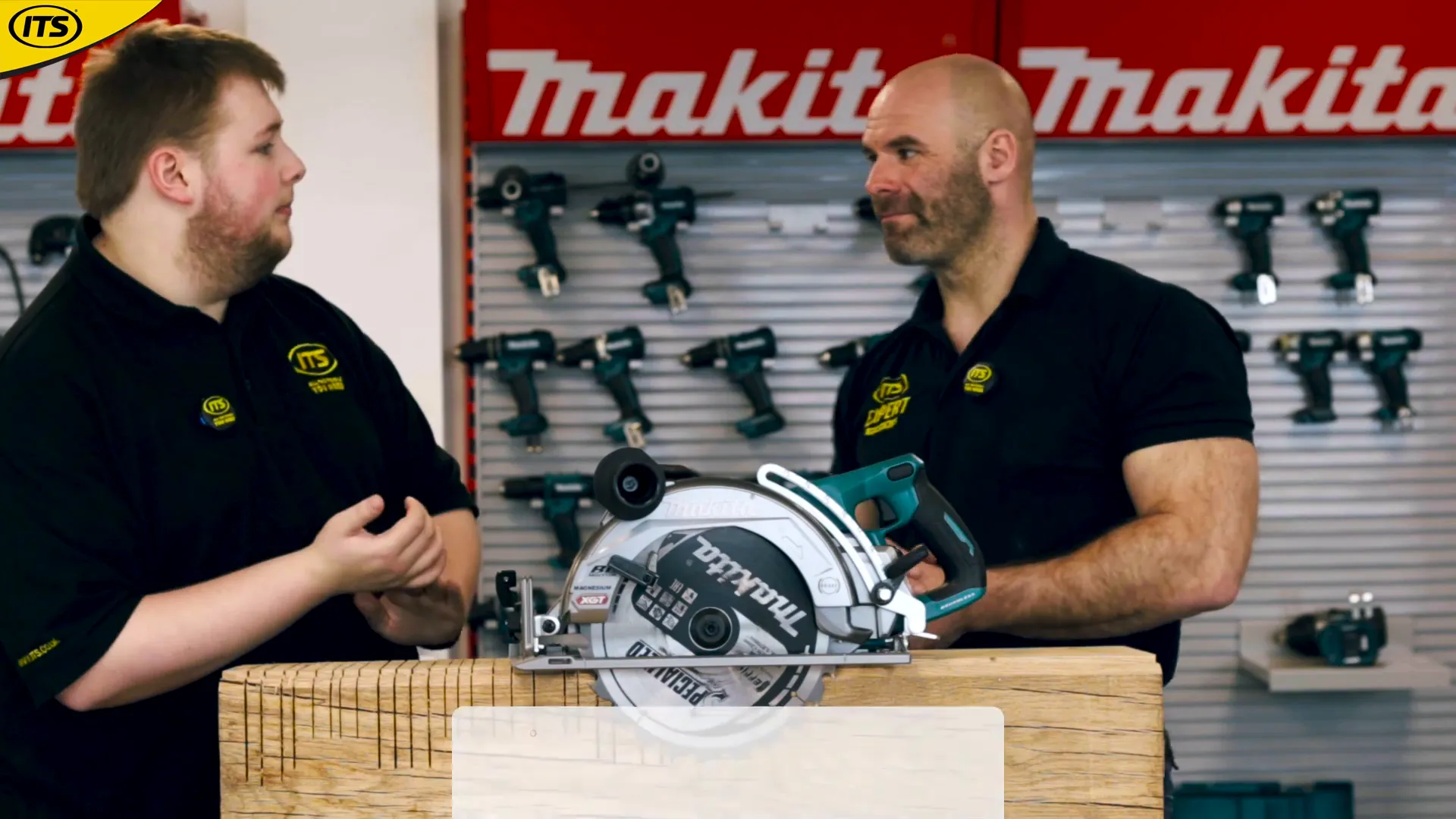 Simon Butler giới thiệu về cưa Makita RS002GZ