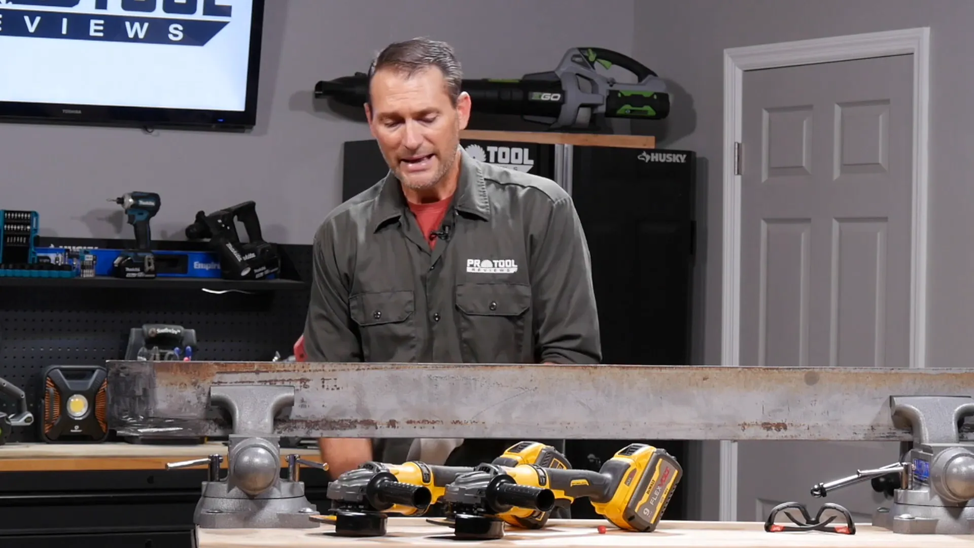 Giá cả của Dewalt DCG418 và DCG414