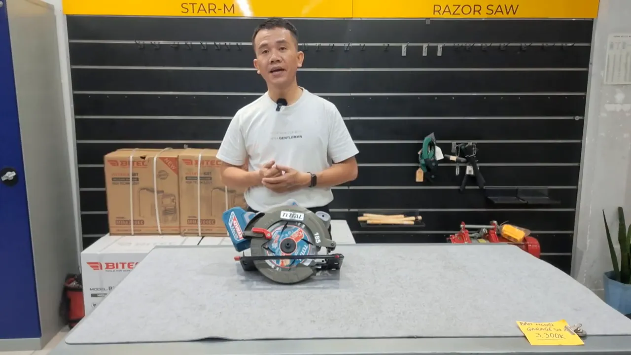 Tổng quan máy cắt đĩa Total TSLI4218511 đặt trên bàn với người thuyết minh phía sau